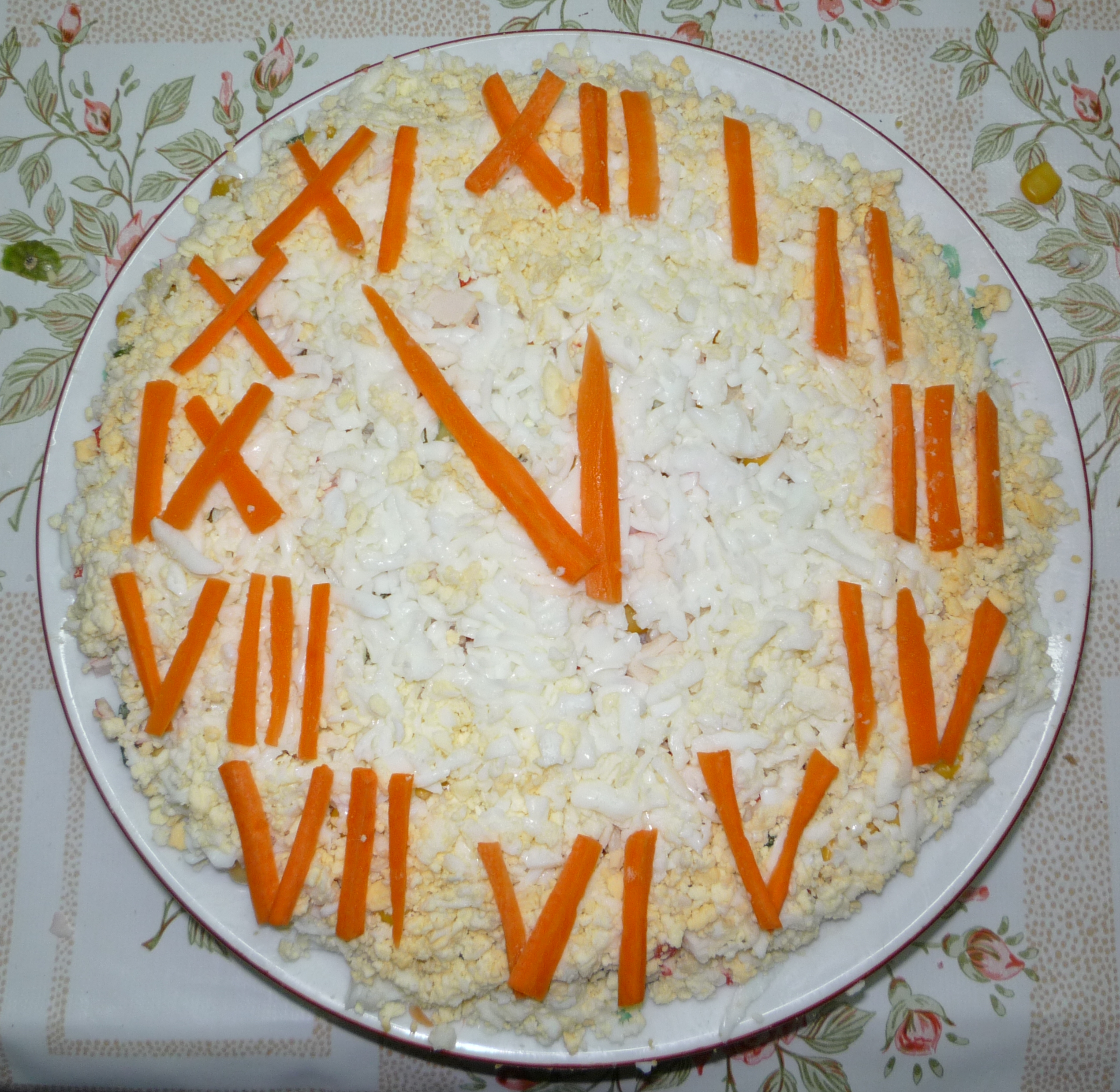 Салат «Новогодние часы» с индейкой, морковью и маринованными грибами